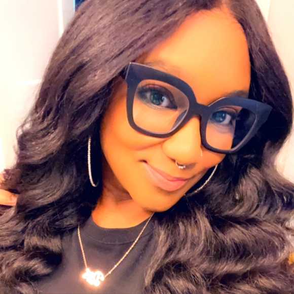 Meet your Posher, Dee - Picture 1 of 1